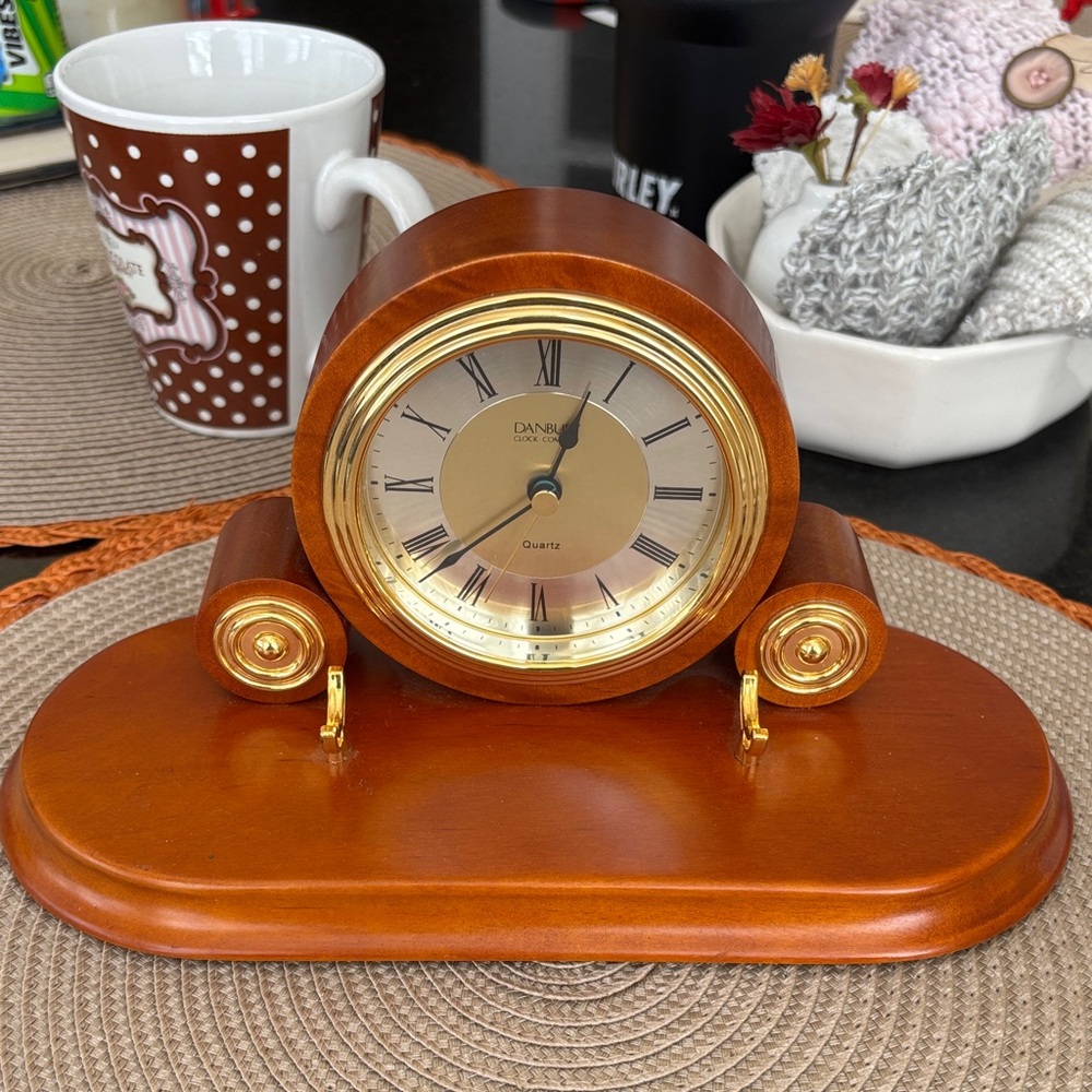 Danbury Clock Mantle Style Elegant Gold and Maple keeps Great Time Missing Pen